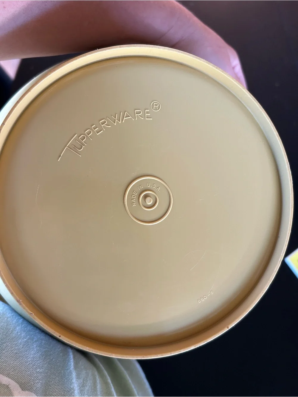 Tupperware Servalier Large Salad Serving Bowl (Model #880) in harvest gold